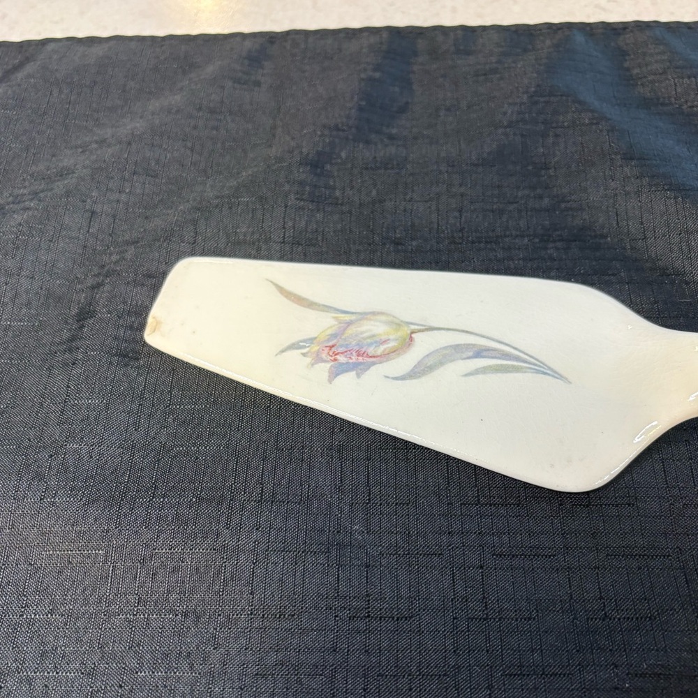 Vintage Ceramic Cake Server With Tulip Modif - Picture 2 of 6
